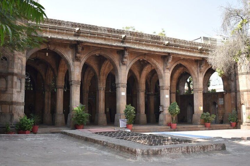 Ahmedabad: Adalaj Stepwell & Religious Tour with transfer
