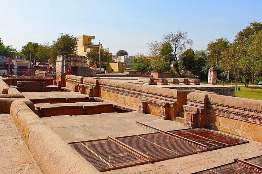 Ahmedabad: Adalaj Stepwell & Religious Tour with transfer