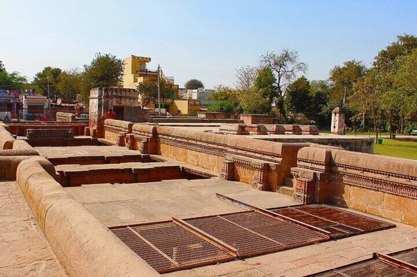 Ahmedabad: Adalaj Stepwell & Religious Tour with transfer