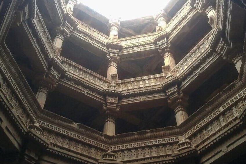 Ahmedabad: Adalaj Stepwell & Religious Tour with transfer