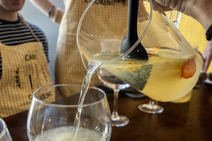 We'll start by making a traditional Sangria using Douro Branco wine 