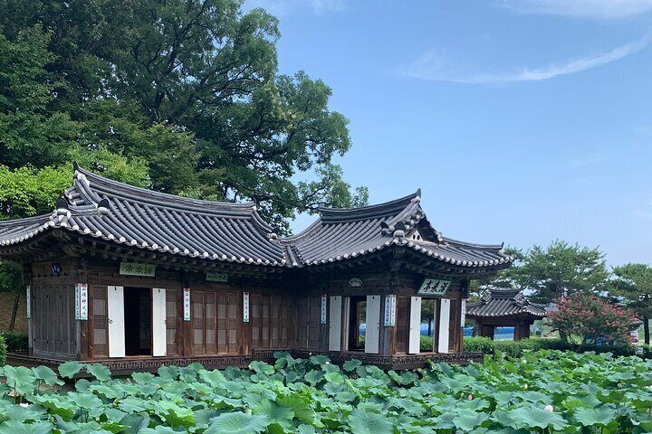A Pavilion at the Seongyojang House