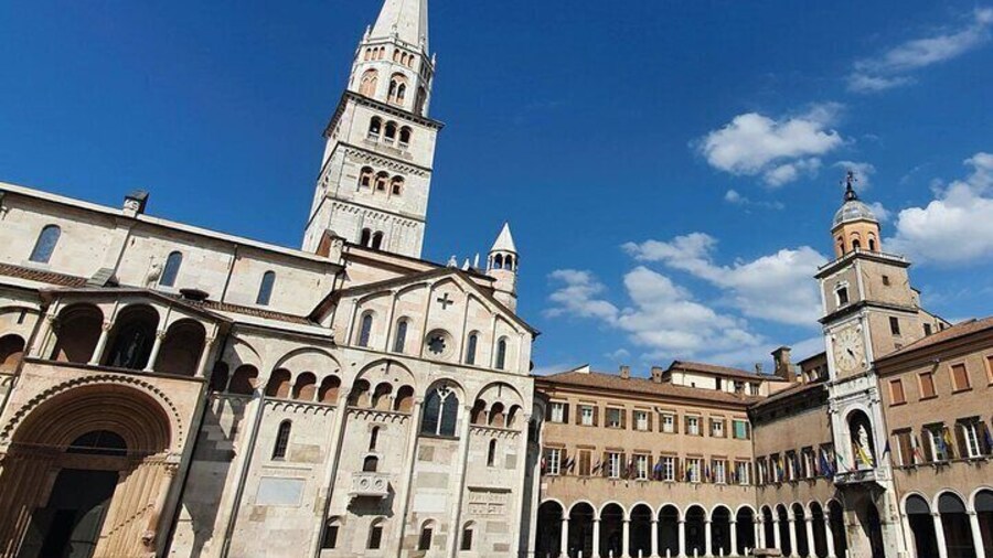 Modena Walking Tour with Audio and Written Guide by a Local