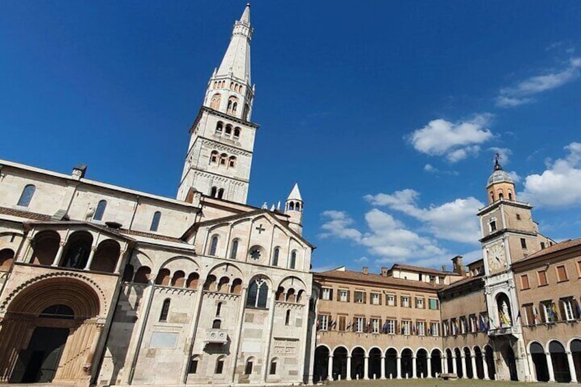 Modena Walking Tour with Audio and Written Guide by a Local