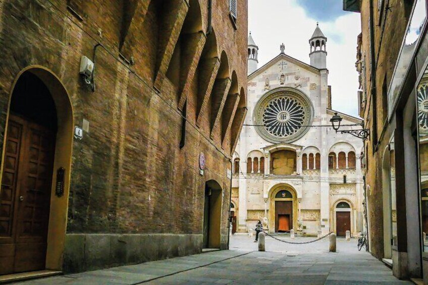 Modena Walking Tour with Audio and Written Guide by a Local