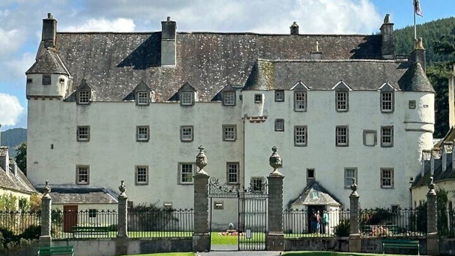 Private Traquair House, Dawyck Gardens and Border Day Tour