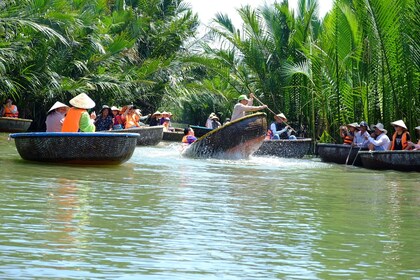 Kookos kori vene, Hoi An yöllä lyhty veneellä ratsastaa, yö markkinoilla