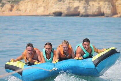 Privé watertubing in de golven van de Algarve