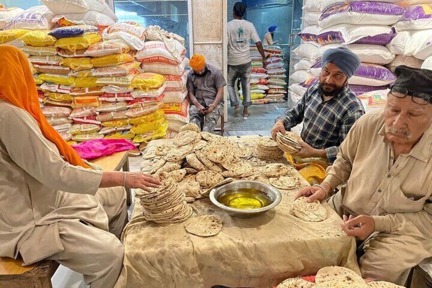 New Delhi Sightseeing and Slum Tour