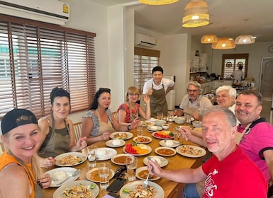 Phuket: Thai Cooking Class with 4 Dishes and Market Visit