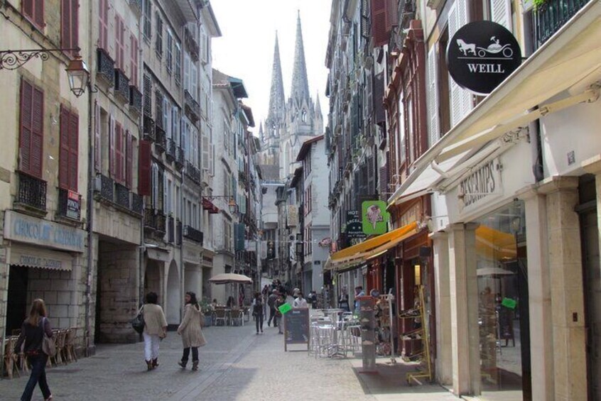 Bayonne Scavenger Hunt and Sights Self-Guided Tour