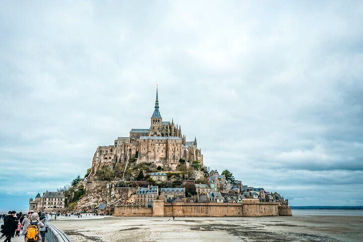 CDG Transfers with Mont Saint Michel VIP Tour & Louvre Photoshoot