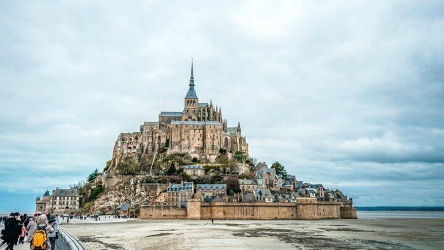 CDG Transfers with Mont Saint Michel VIP Tour & Louvre Photoshoot