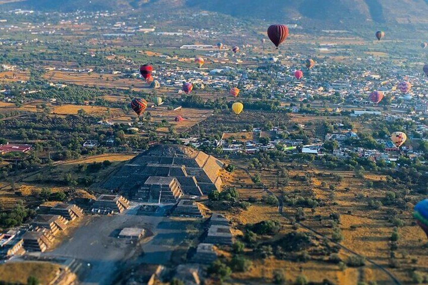 Hot Air Balloon Ride Over Teotihuacán Pyramids from Mexico City