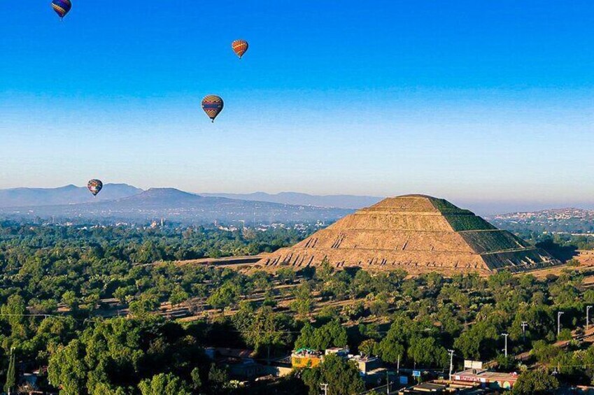 Hot Air Balloon Ride Over Teotihuacán Pyramids from Mexico City
