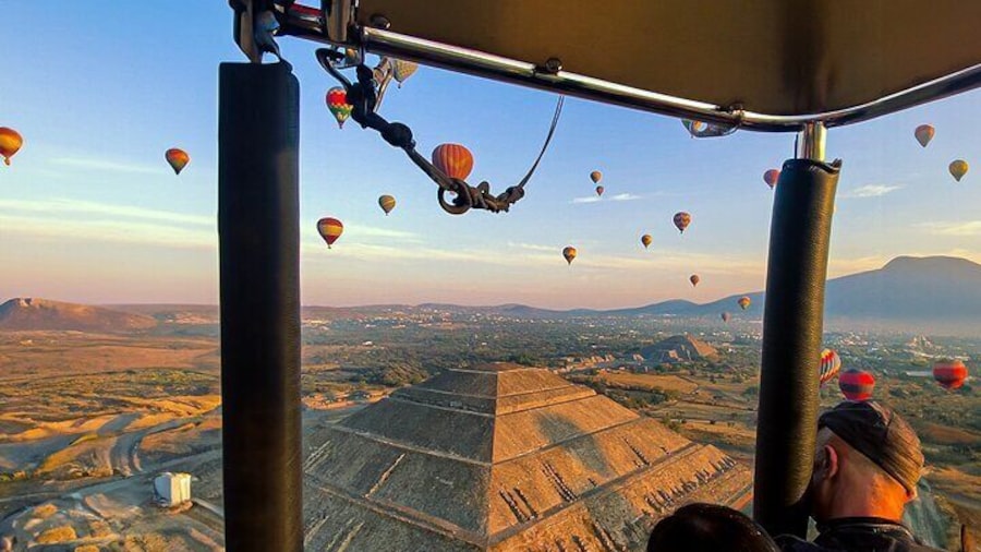 Hot Air Balloon Ride Over Teotihuacán Pyramids from Mexico City