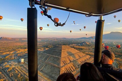 Hot Air Balloon Ride Over Teotihuacán Pyramids from Mexico City