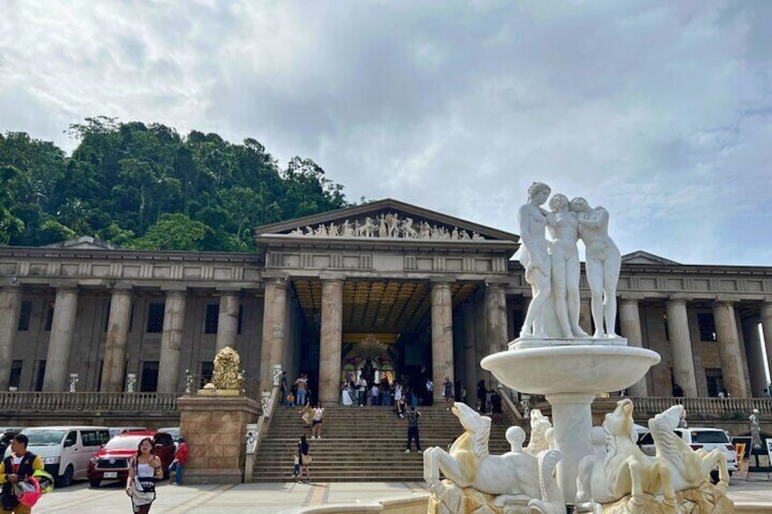 Temple of Leah: Marvel at this grand temple, a tribute to undying love, offering panoramic views of Cebu.