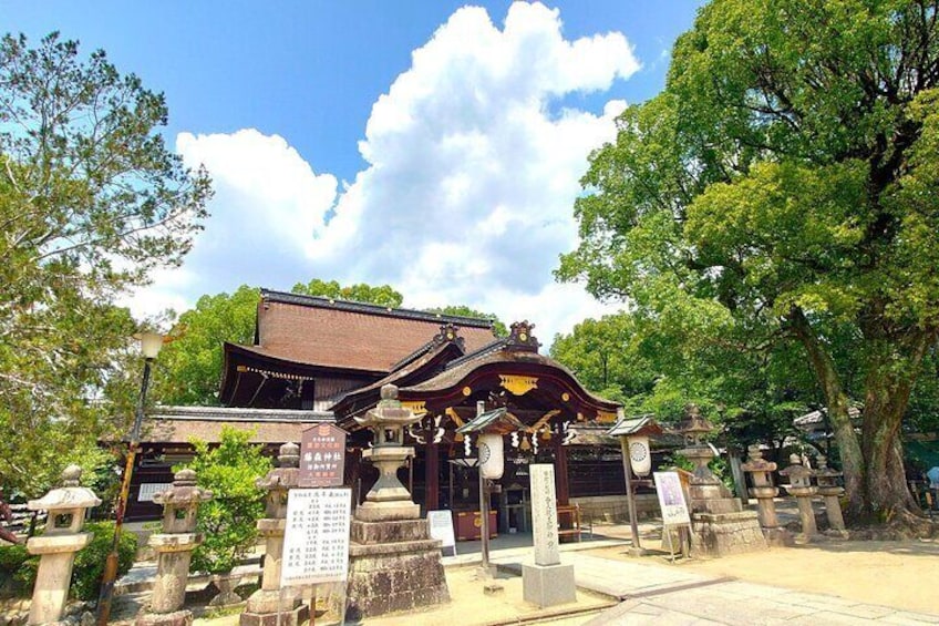 The quiet precincts of Fujinomori Shrine, famous as a shrine of horses and military fortune.