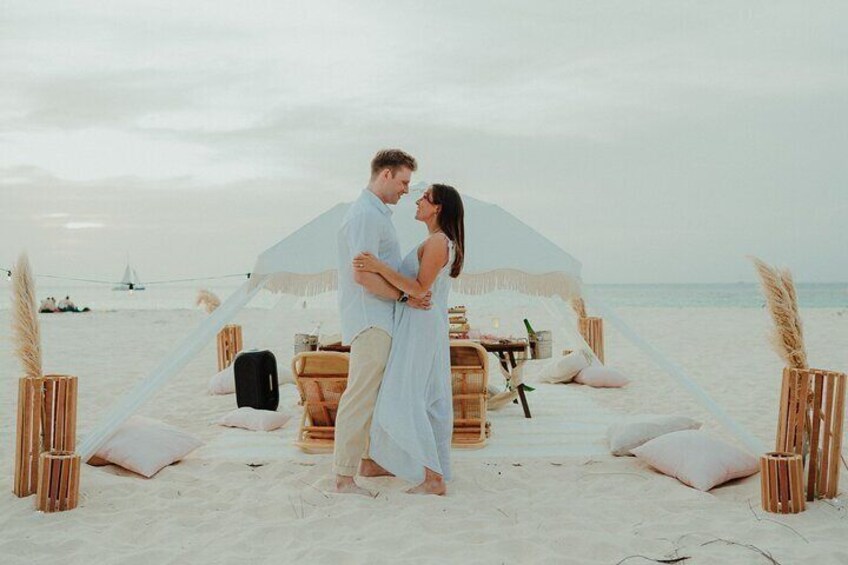 Aruba Beach Romantic Sunset Photoshoot & Picnic in Luxury Cabana