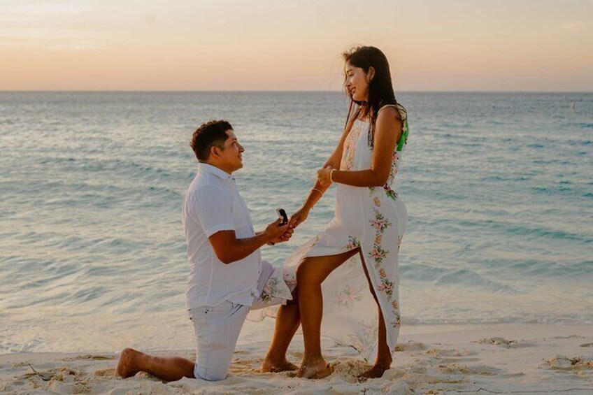 Aruba Beach Romantic Sunset Photoshoot & Picnic in Luxury Cabana