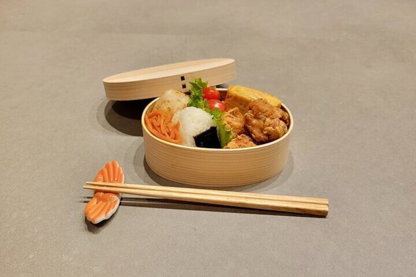 【Karaage Bento Class】
In our bento class, you'll receive a bento box set as a souvenir.(The photos are samples.)