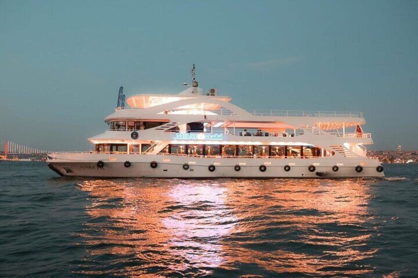 Luxury Bosphorus Dinner Cruise with Turkis Night Show in Istanbul