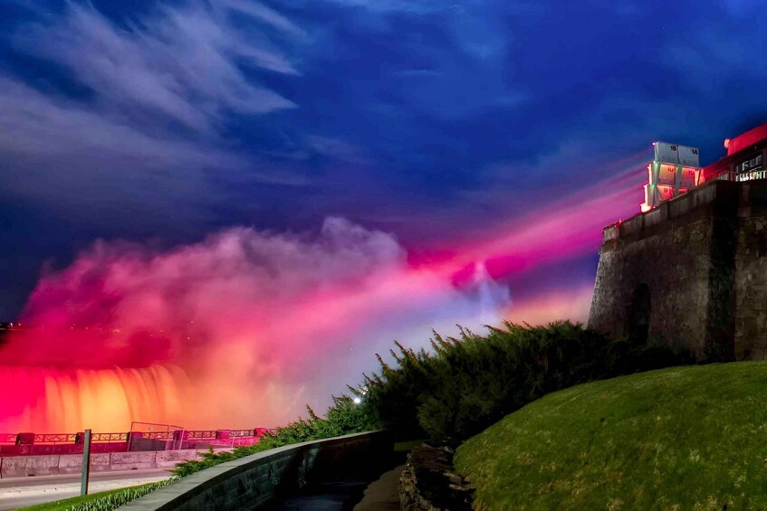 Niagara Falls Hotels: Tour with Boat, Dinner and Lights Show