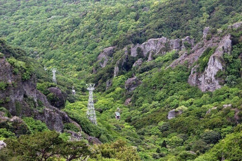 Kankakei summit: The ash breccia deposited by volcanic activity has been eroded by crustal movement, water and wind, creating a gorge that is counted among Japan's three most beautiful gorges.