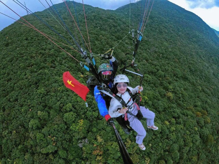 Da Nang: Tandem Paragliding Experience at Ban Co Peak