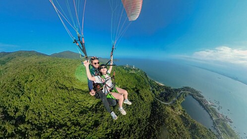 Da Nang: Tandem-Paragliding-Erlebnis am Ban Co Peak