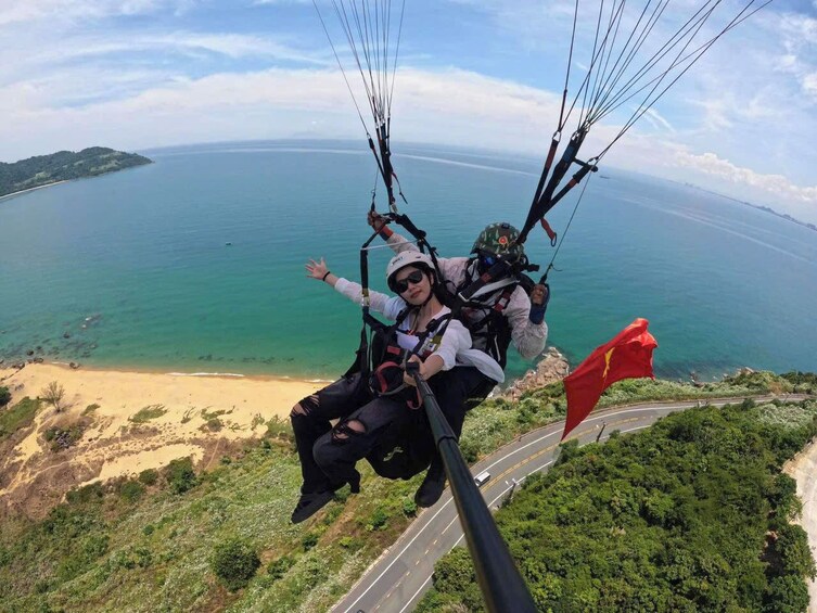 Da Nang: Tandem Paragliding Experience at Ban Co Peak