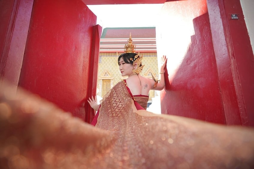 Bangkok: Thai Costume Rental with Makeup and Hair Experience