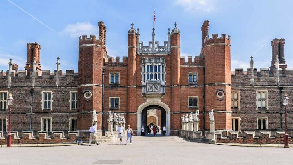 London, Windsor Castle & Henry Viii's Hampton Court Palace