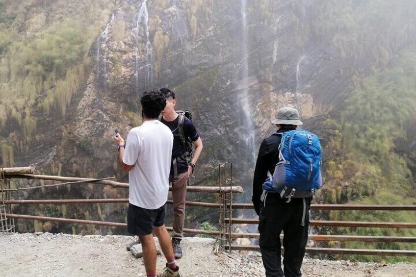 Waterfall on the way to Derurali