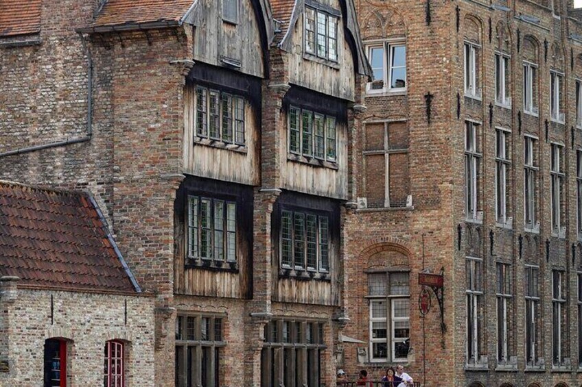 2-Hour Historical Walking Tour in Bruges with Praline Included