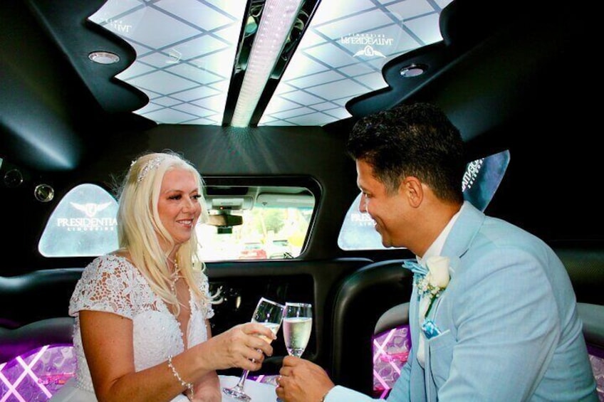 3HR Red Rock Limousine Tour with Wine and Goodies