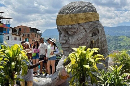 Comuna 13 Private Tour: Geschichte, Graffiti-Tour und Snacks inklusive