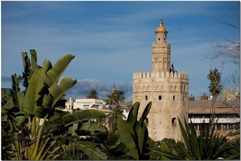 Look carefully at the Torre del Oro and know its history.