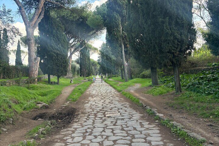 Private E-bike tour of Appian way, Aqueduct & catacombs with food