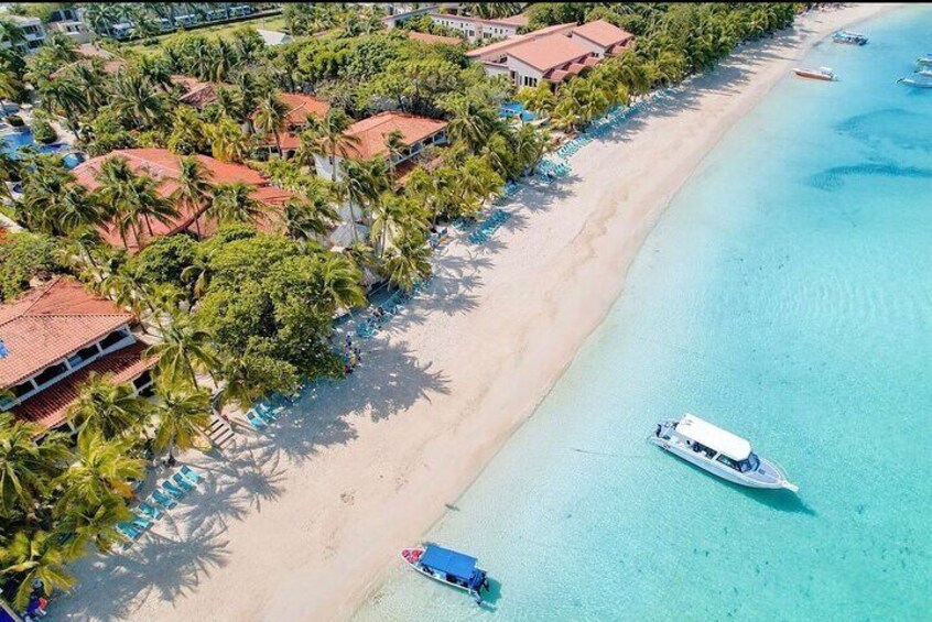 Feel the magic of paradise at West Bay, Roatán.