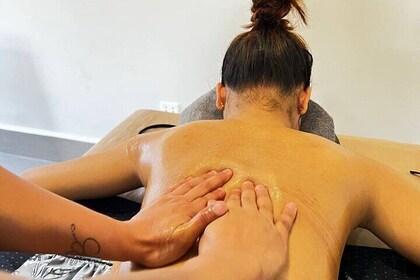 Rejuvenate the Body and Mind with Aromatherapy Oil Massage