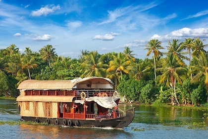 5 Day Kerala Private houseboat incl. Resort, Hotel, Cab Tourved