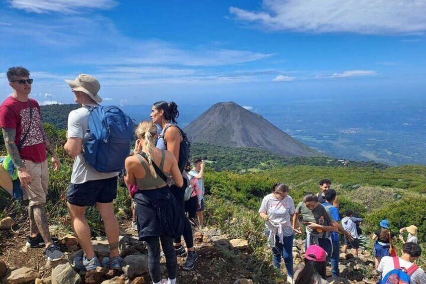 ‍♂️ Hike to the majestic Santa Ana Volcano crater, with the stunning Izalco Volcano in the background. A unique experience for adventure and nature lovers! 