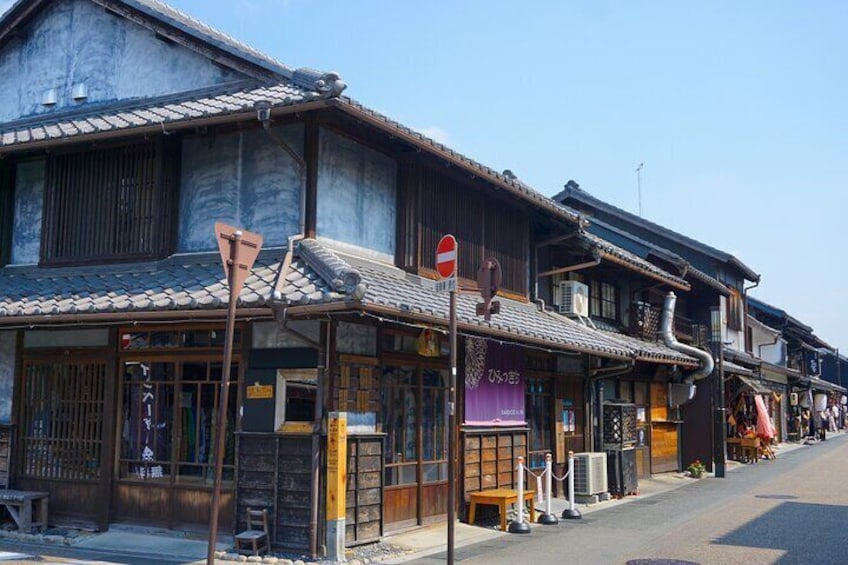 There’s many small shops and restaurants/cafes. 