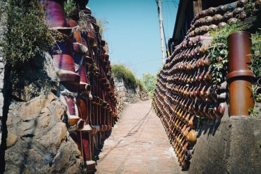 This picturesque hill is one of the most popular sites along Tokoname's walking path. It's surfaced with waste materials from kiln firing, making it non-slippery.