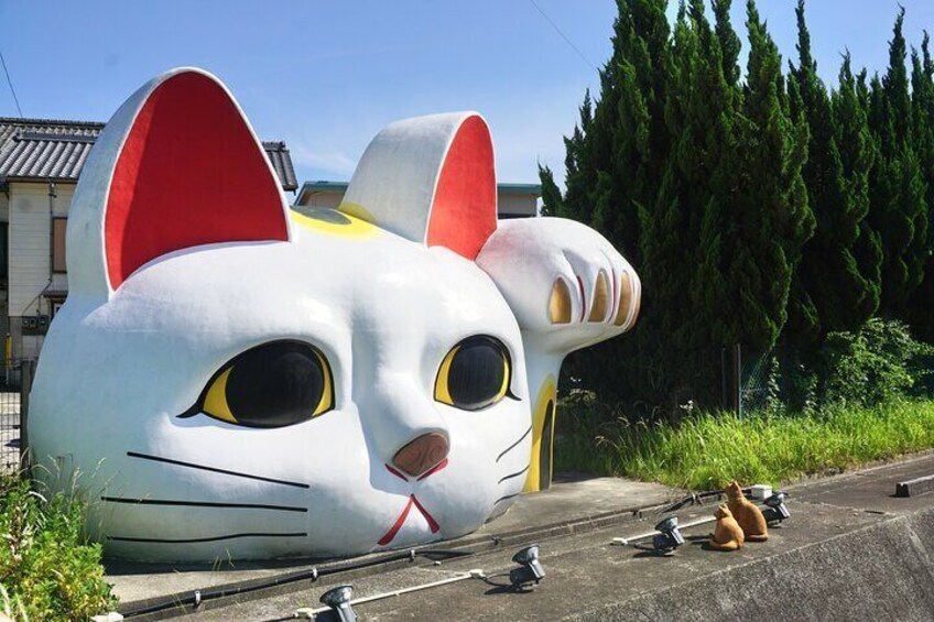 Tokonyan, the guardian lucky cat of Tokoname, welcomes you!