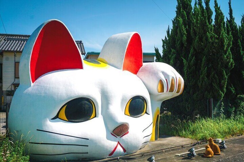 Tokoname city is the largest producer of Lucky cats. This lucky cat, Tokonyan, welcomes you!