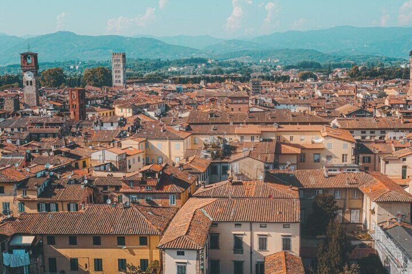 Lucca Walking Tour with Audio and Written Guide by a Local