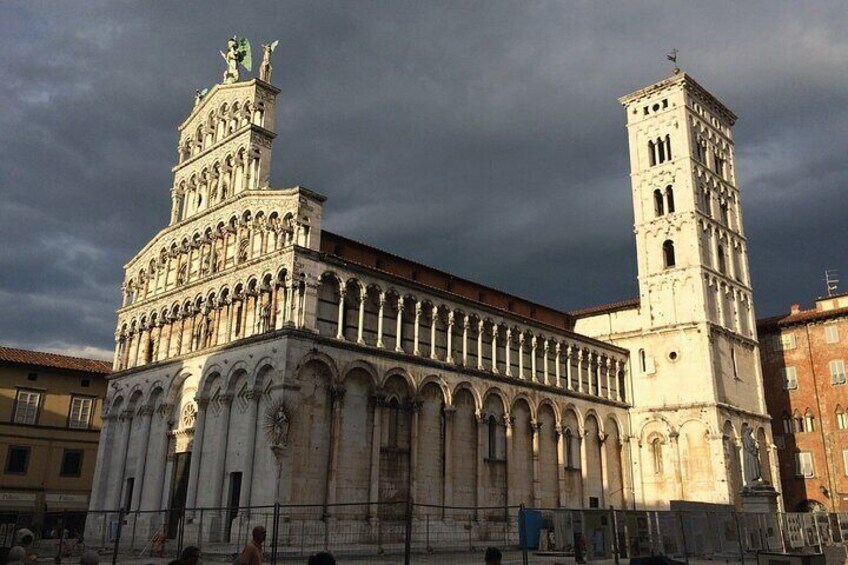 Lucca Walking Tour with Audio and Written Guide by a Local